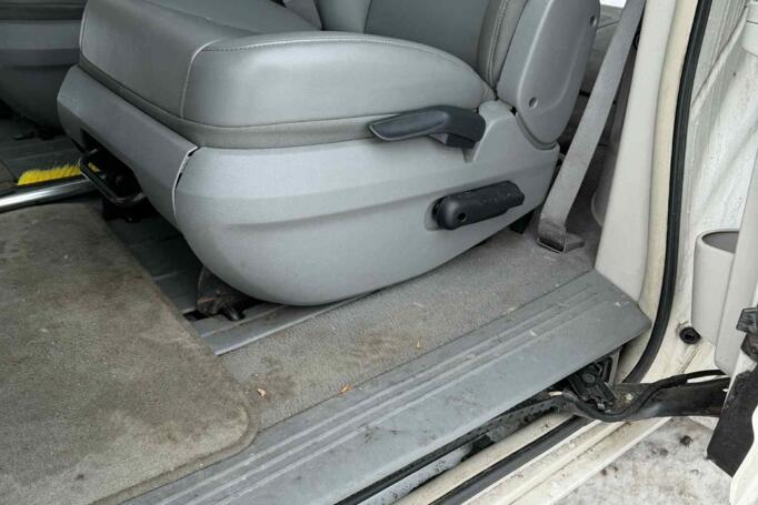 Volkswagen Routan 1 generation Minivan