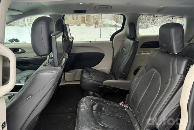 Chrysler Pacifica 2 generation Minivan