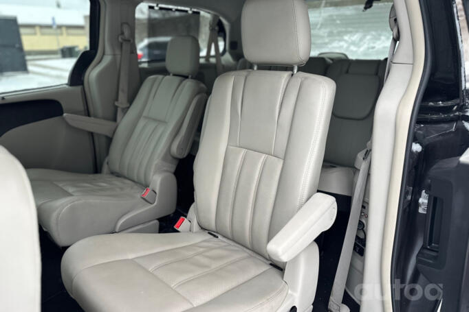 Chrysler Town & Country 5 generation [restyling]