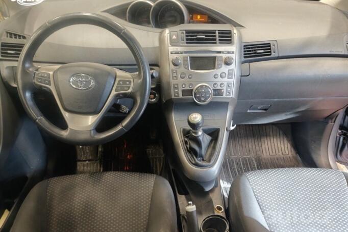 Toyota Verso 1 generation Minivan