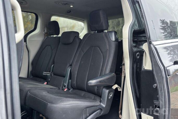 Chrysler Pacifica 2 generation Minivan