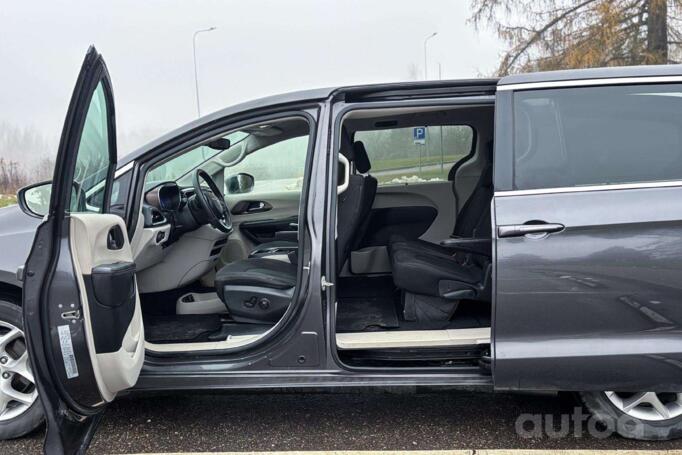 Chrysler Pacifica 2 generation Minivan