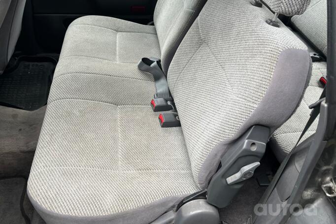 Mitsubishi Space Wagon 2 generation