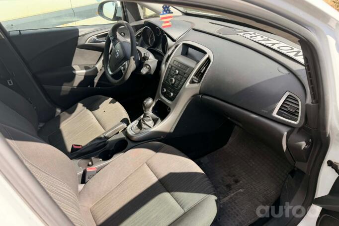 Opel Astra J Sports Tourer wagon