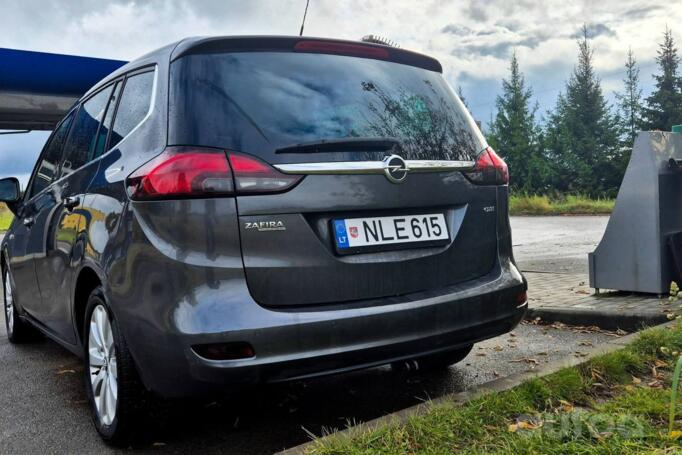 Opel Zafira C Tourer minivan