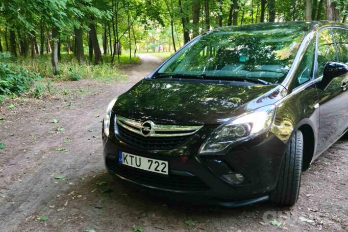 Opel Zafira C Tourer minivan