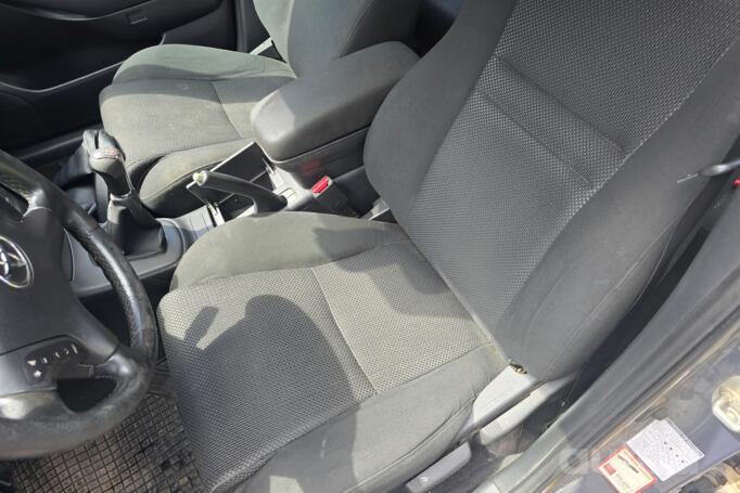 Toyota Avensis 2 generation Liftback