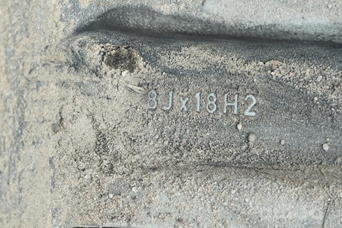 Made in Italy NOT ORIGINAL EQUIPMENT”, lengvojo lydinio