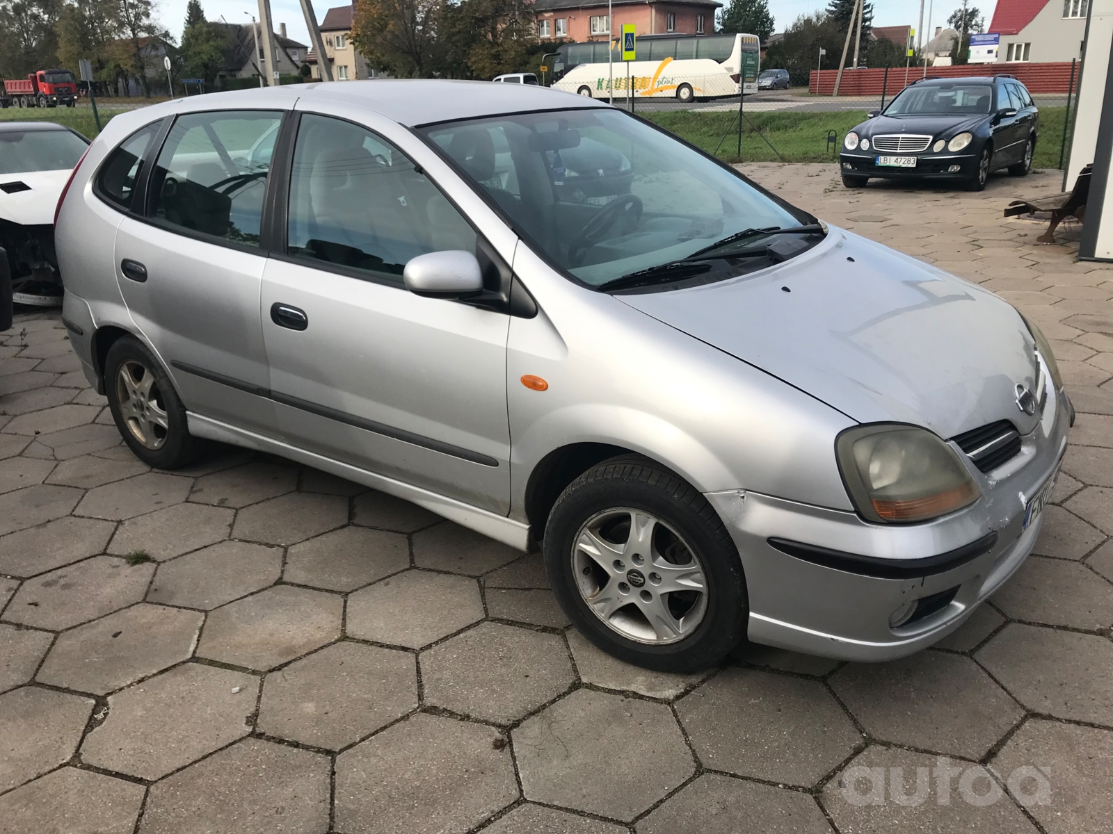 Nissan tino v10