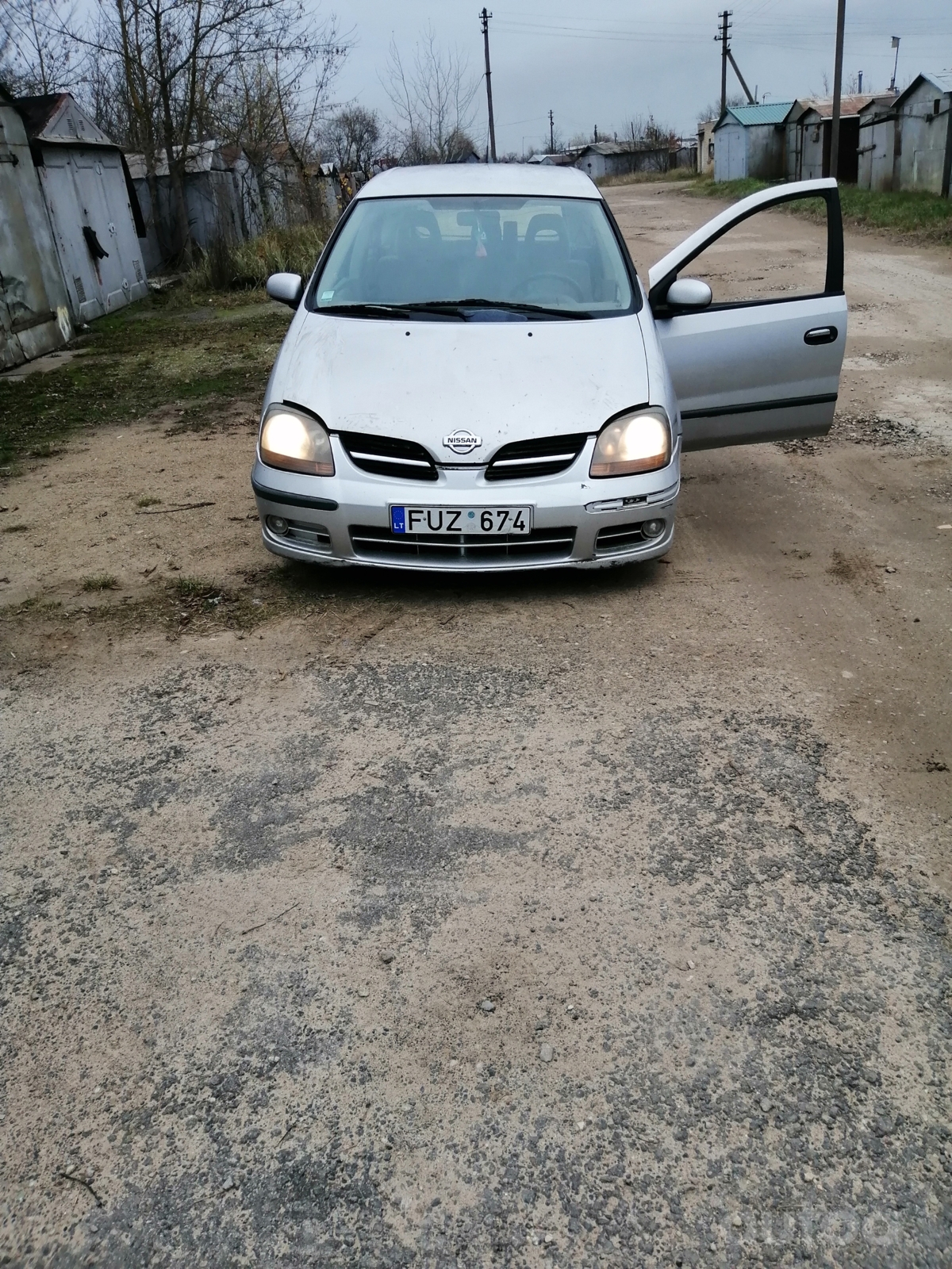 Nissan tino v10