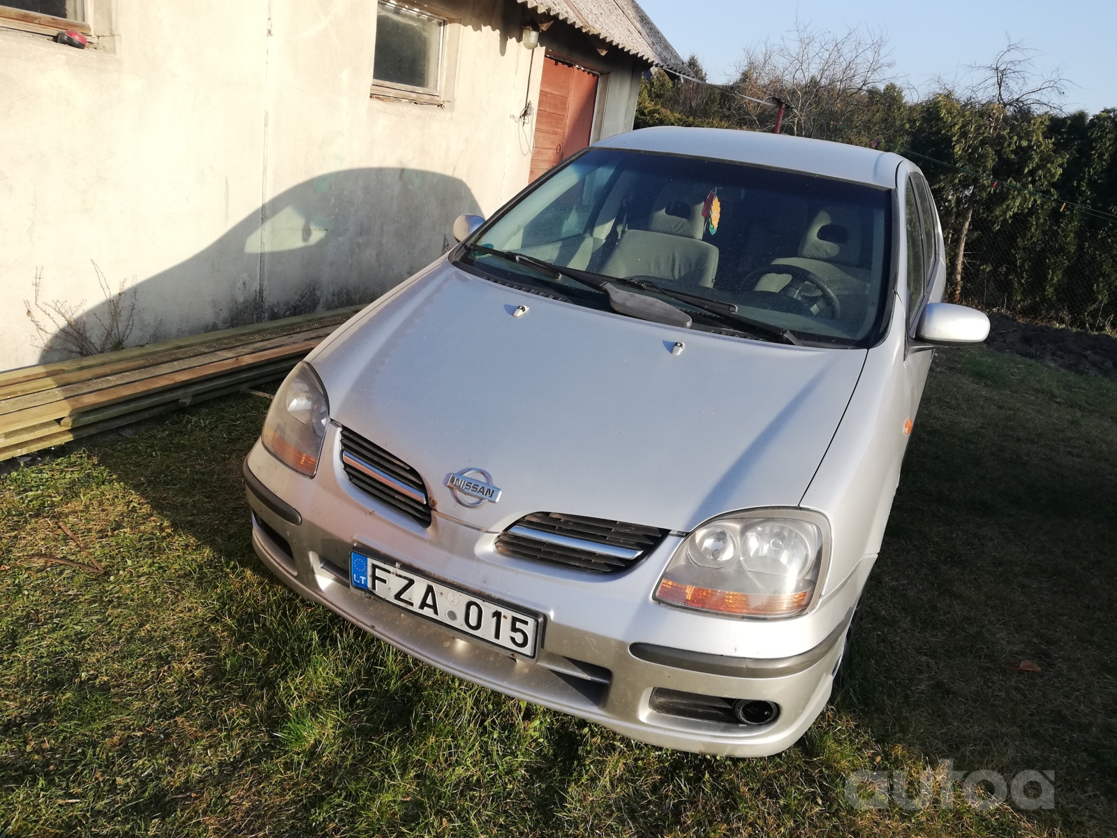 Nissan tino v10