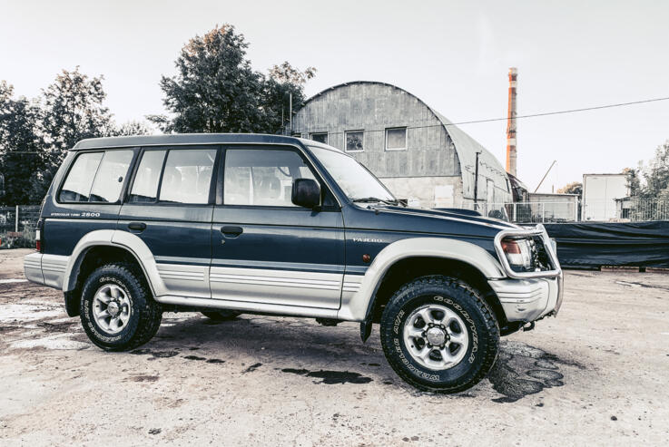 Mitsubishi Pajero 2 generation Semi High Roof Wagon SUV 5-doors