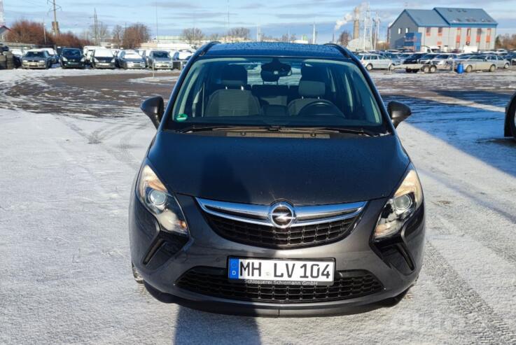 Opel Zafira C Tourer minivan