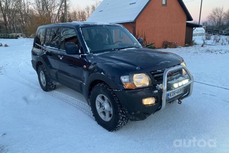 Mitsubishi Pajero 3 generation SUV 5-doors