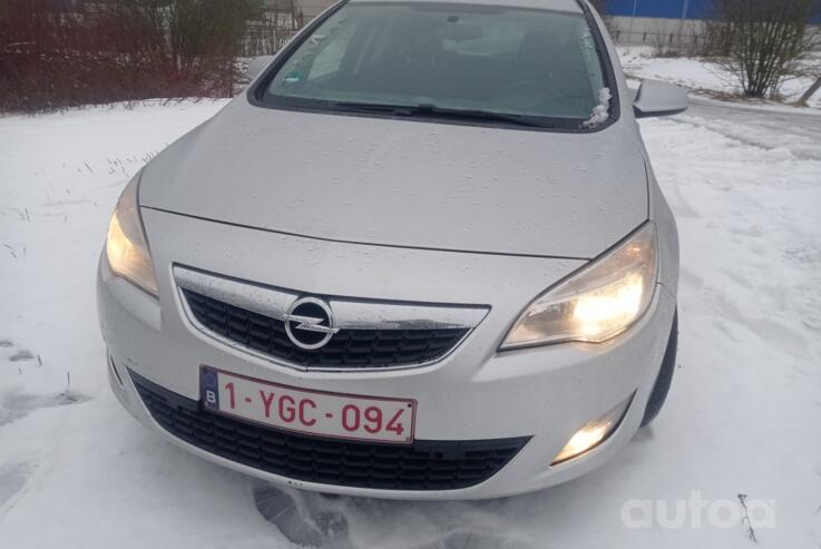 Opel Astra J Sports Tourer wagon