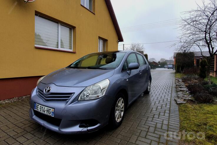 Toyota Verso 1 generation Minivan