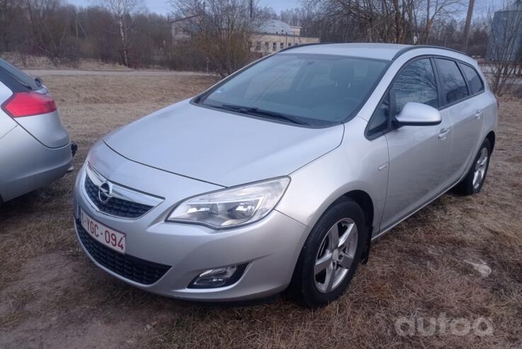 Opel Astra J Sports Tourer wagon