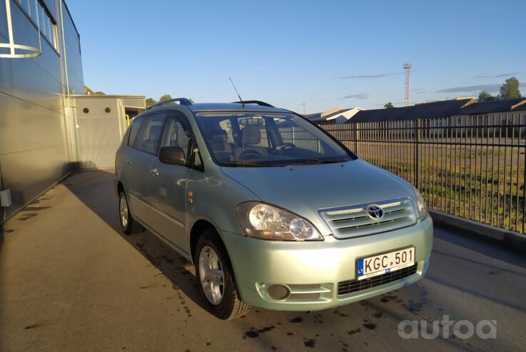 Toyota Avensis Verso 1 generation Minivan