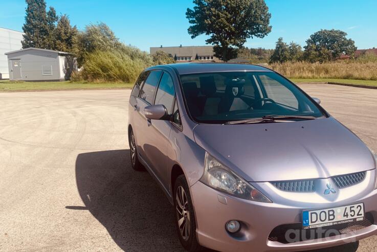 Mitsubishi Grandis 1 generation Minivan