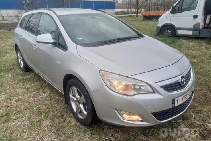 Opel Astra J Sports Tourer wagon