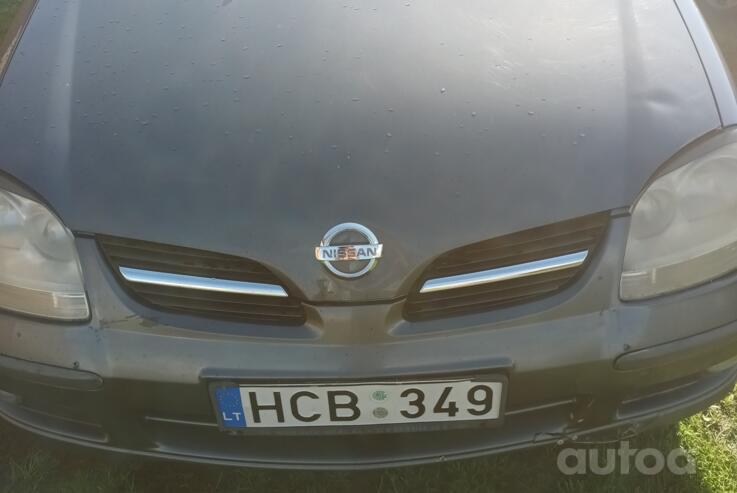 Nissan Tino V10 Minivan