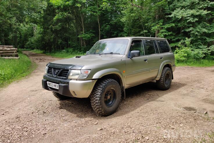 Nissan Patrol Y61 SUV 5-doors