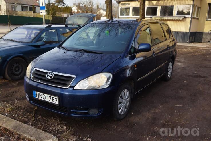 Toyota Avensis Verso 1 generation Minivan