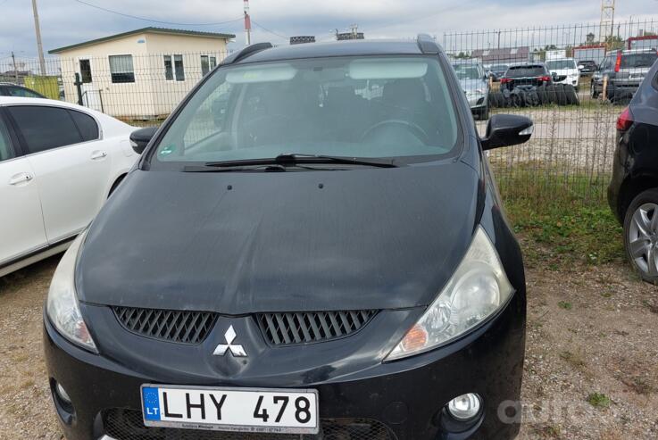 Mitsubishi Grandis 1 generation Minivan