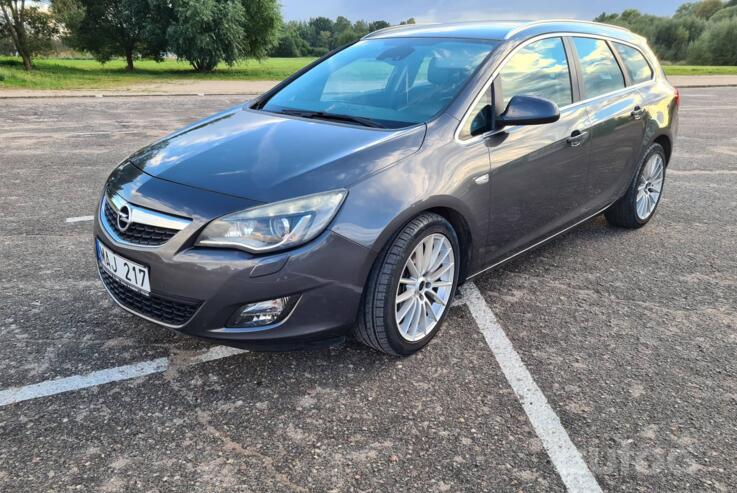 Opel Astra J Sports Tourer wagon