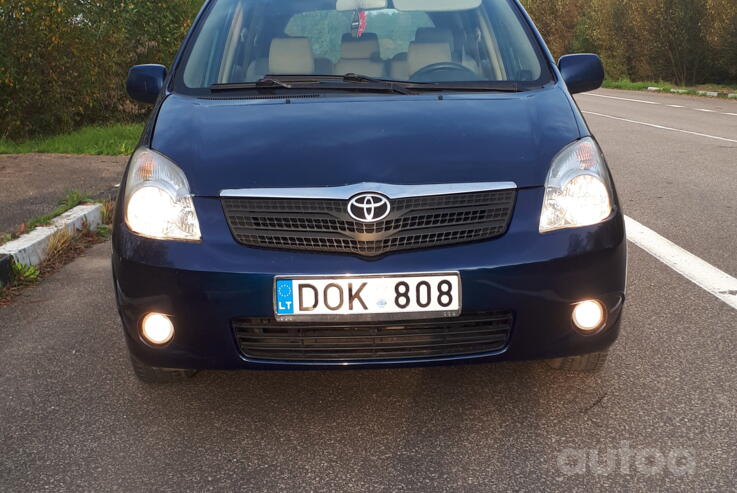 Toyota Corolla Verso 1 generation Minivan