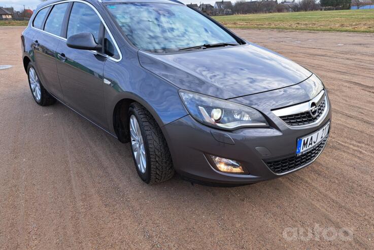 Opel Astra J Sports Tourer wagon