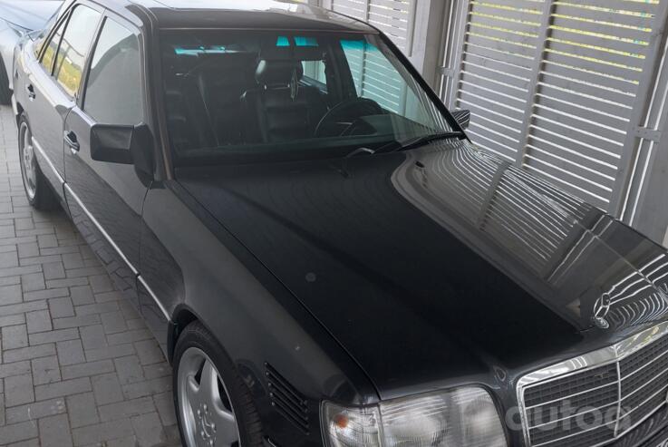 Mercedes-Benz W124 1 generation