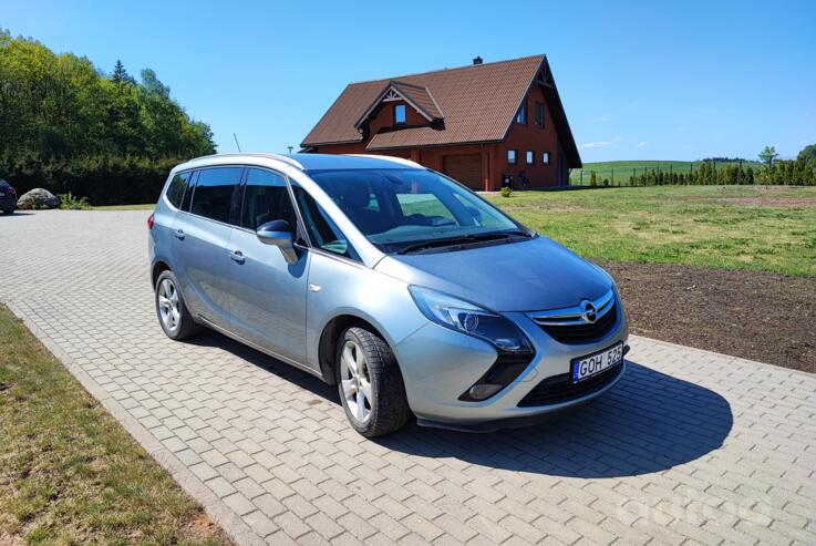 Opel Zafira C Tourer minivan