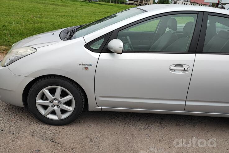 Toyota Prius 2 generation Hatchback