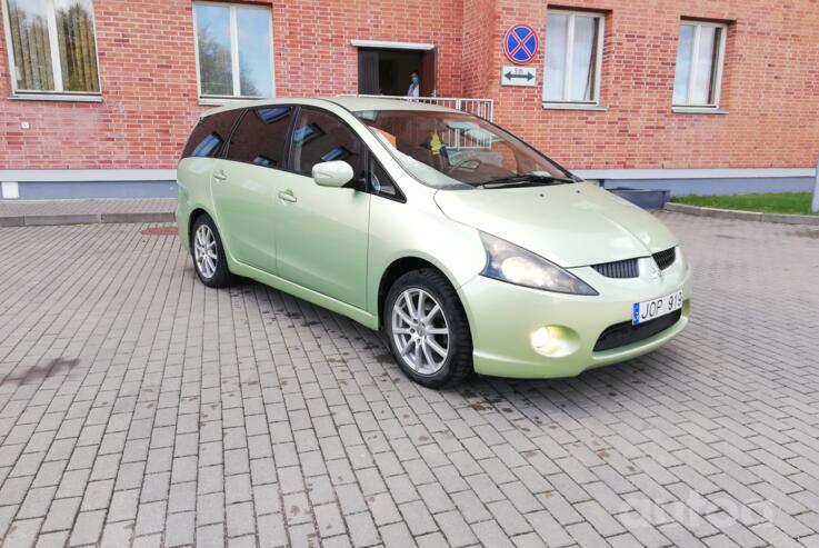 Mitsubishi Grandis 1 generation Minivan