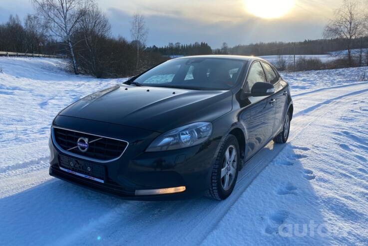 Volvo V40 2 generation Hatchback 5-doors
