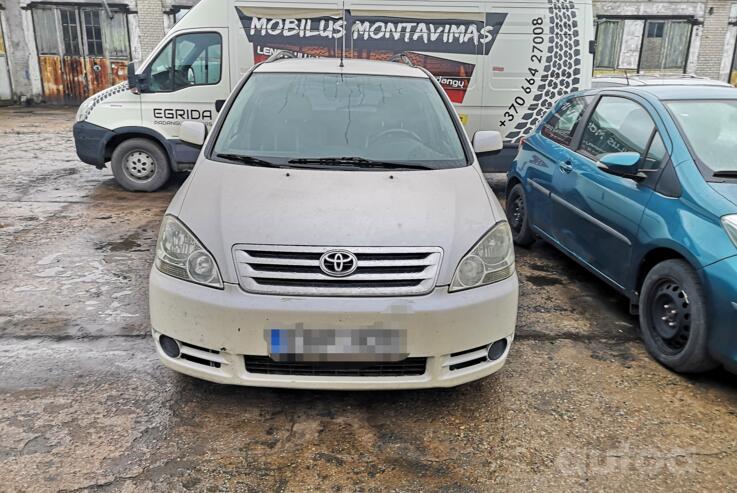 Toyota Avensis Verso 1 generation Minivan