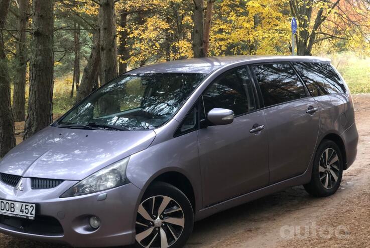 Mitsubishi Grandis 1 generation Minivan