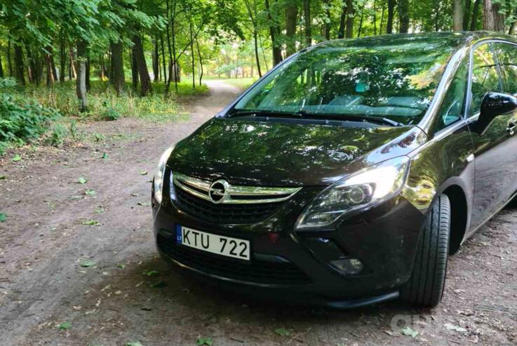 Opel Zafira C Tourer minivan