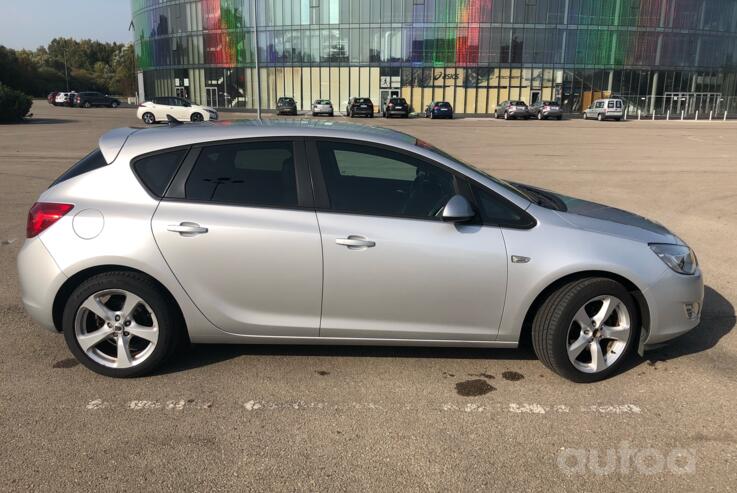 Opel Astra J Hatchback 5-doors